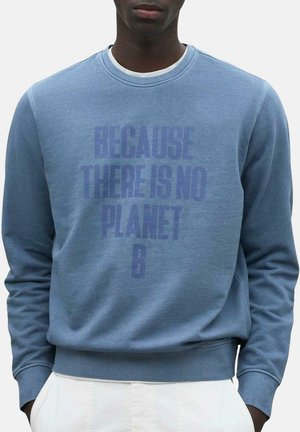 Sudadera azul con un eslogan impreso "PORQUE NO HAY UN PLANETA B" en azul más oscuro. Puños y dobladillo acanalados, textura suave.