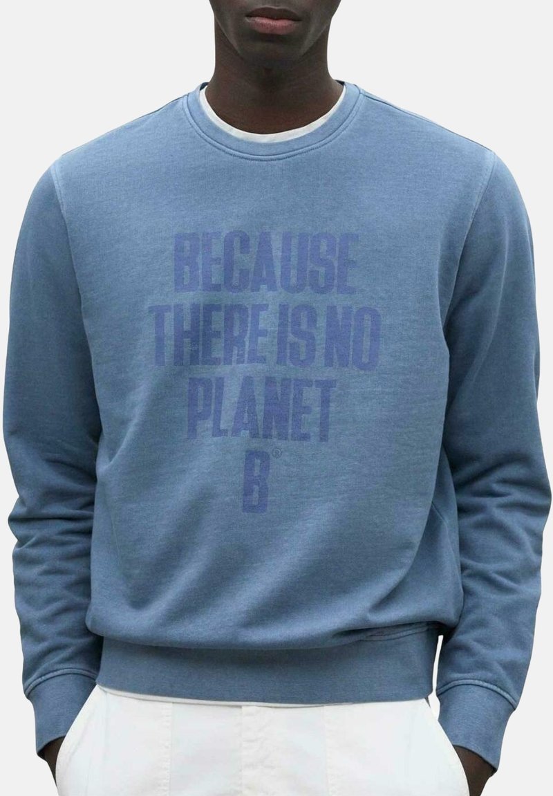 Sudadera azul con un eslogan impreso "PORQUE NO HAY UN PLANETA B" en azul más oscuro. Puños y dobladillo acanalados, textura suave.