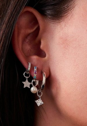 Söljörhängen har stjärn- och fyrkantsberlock, en pärla och en färgglad, smyckad hoop. Texturerade ytor ökar den visuella intresset.