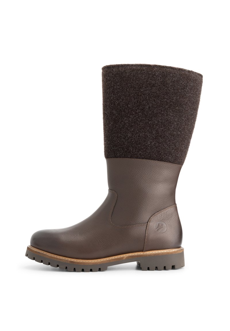 Bruine leren laars tot halverwege de kuit met een textuur van donkere stof aan de bovenkant, gestikte zool en een robuuste loopzool, zijaanzicht op een witte achtergrond.
