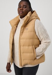 Tommy Hilfiger Curve CASUAL HOOD  - Waistcoat - classic khaki