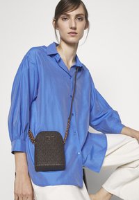 MICHAEL Michael Kors - JET SET XBODY - Cross body bag - brown/acorn Thumbnail Image 1