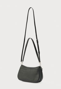 Μαύρη δερμάτινη τσάντα ώμου με υφή στην επιφάνεια, καμπυλωτό σχήμα, ρυθμιζόμενο μακρύ λουρί και ασημένιες μεταλλικές λεπτομέρειες.