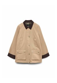 Chaqueta marrón con cuello de pana, dos grandes bolsillos frontales y cierre de botón a presión. Presenta un corte relajado y mangas largas.