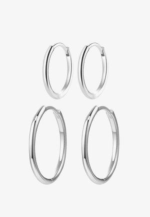 Dos pares de pendientes tipo aro, de metal plateado con un acabado brillante, que presentan un diseño liso y redondeado, y cierres de bisagra.