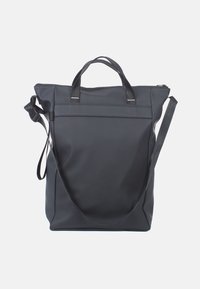 Zwarte totebag met dubbele bovenhandvaten, afneembare schouderriem, glad synthetisch materiaal, ritssluiting en een voorste insteekvak.