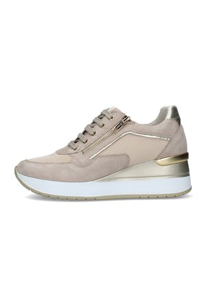 Sneaker beige con zeppa, pannelli in suede e mesh, dettaglio e accenti con cerniera dorata, suola spessa bianca e chiusura con lacci.
