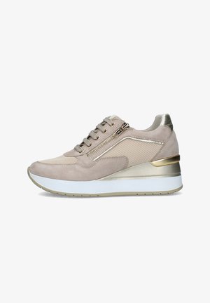 Sneaker beige con zeppa, pannelli in suede e mesh, dettaglio e accenti con cerniera dorata, suola spessa bianca e chiusura con lacci.