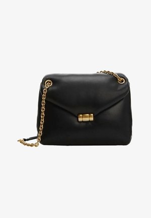 Borsa a tracolla in pelle nera con una catena dorata, chiusura a scatto magnetica e forma strutturata. Presenta una texture liscia e una leggera lucentezza.