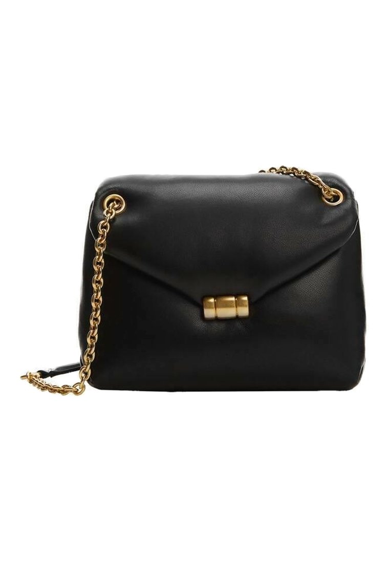 Borsa a tracolla in pelle nera con una catena dorata, chiusura a scatto magnetica e forma strutturata. Presenta una texture liscia e una leggera lucentezza.