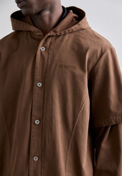 Han Kjøbenhavn HOODED LAYERED - Camisa - brown