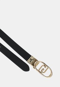 Cintura nera con texture, dotata di una fibbia ovale lucida dorata che presenta un dettaglio logo distintivo e un design a fascia dritta.