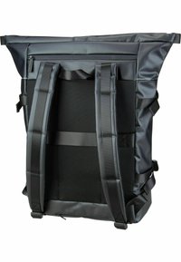 Schwarzer Rolltop-Rucksack aus strapazierfähigem, wasserdichtem Material, gepolstertem Mesh-Rücken, verstellbaren Trägern und einem Reißverschlussteil auf der Vorderseite.