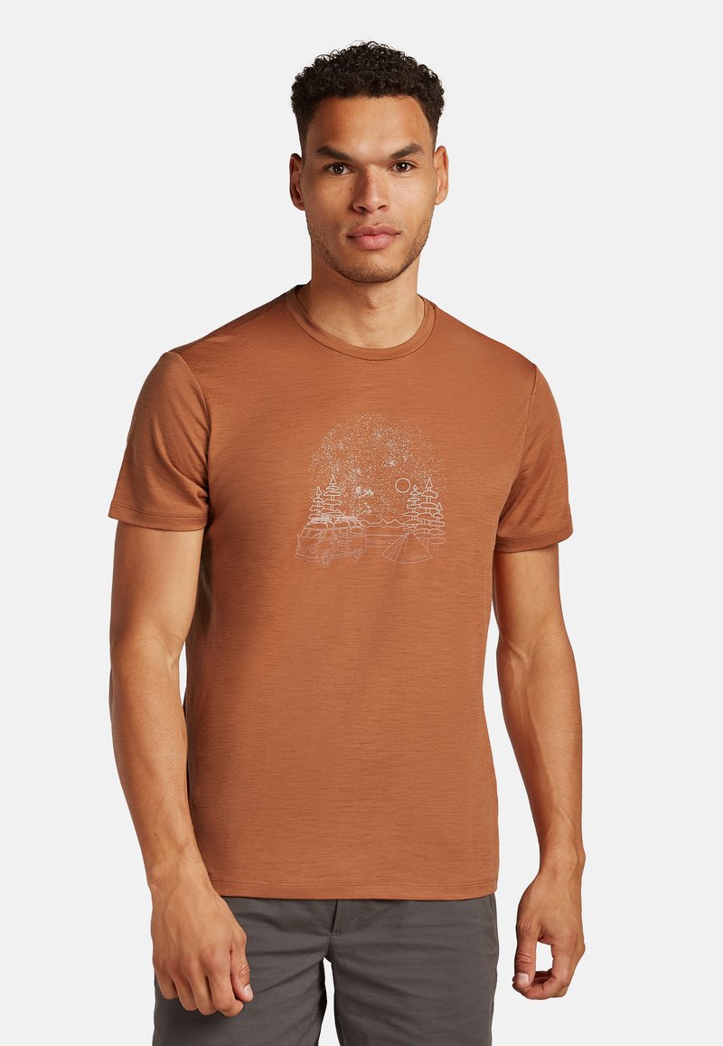 Braunes T-Shirt mit kurzen Ärmeln aus leichtem Stoff, das ein weißes Grafikdesign von Bäumen und einem Campingbus in einer Campingszene zeigt.