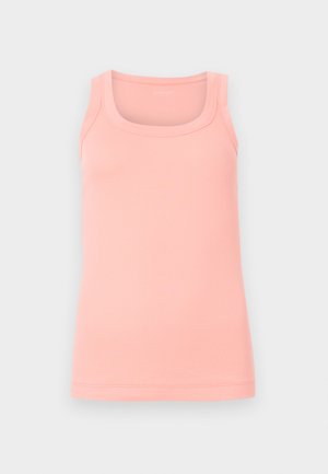 Débardeur rose côtelé sans manches avec larges bretelles et encolure carrée, présenté sur un fond clair uni.