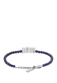 Braccialetto di perline con pietre di lapislazzuli blu scuro, caratterizzato da una parola in metallo di tonalità argento "DIESEL" al centro e un piccolo charm a forma di etichetta.