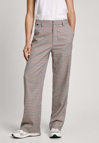 Zkontrolované široké kalhoty s kostkovaným vzorem v červené, modré a černé barvě. Vyrobené z lehké tkaniny s dvěma bočními kapsami.