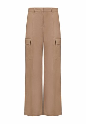 Brązowe spodnie cargo o szerokich nogawkach z patkami na kieszeniach po obu stronach, szlufkami na pasek oraz przeszyciami, prezentowane na białym tle.