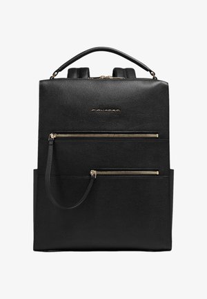 Mochila de cuero negro con un diseño estructurado, con cremalleras y detalles dorados, dos asas superiores y dos bolsillos frontales con cremallera.