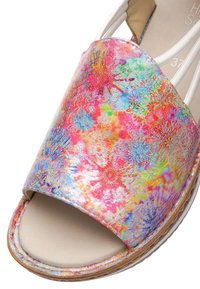 Sandale à motif floral coloré, à bout ouvert, avec semelle beige rembourrée et sangles élastiques blanches à l'arrière.