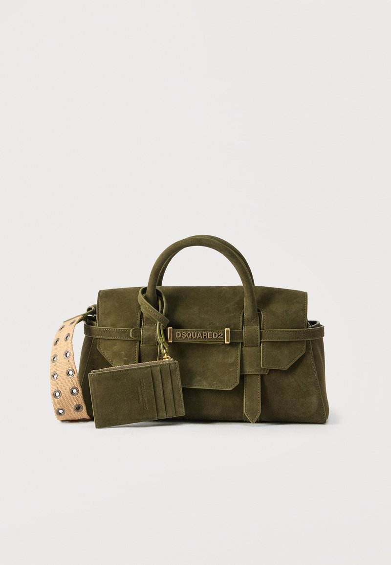 Sac à main en daim vert olive avec poignées supérieures, rabat avant, porte-cartes attaché et sangle en tissu beige avec œillets métalliques.