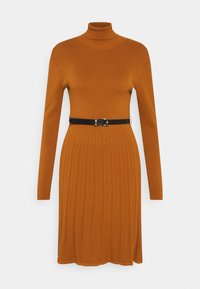 Robe à col roulé en tissu côtelé de couleur orange chaude, avec une ceinture noire à la taille et des manches longues. Détail de design texturé.