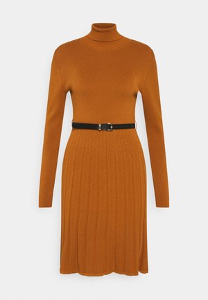 Coltrui-jurk van geribbelde stof in een warme oranje kleur, met een zwarte riem in de taille en lange mouwen. Textuur detail in het ontwerp.