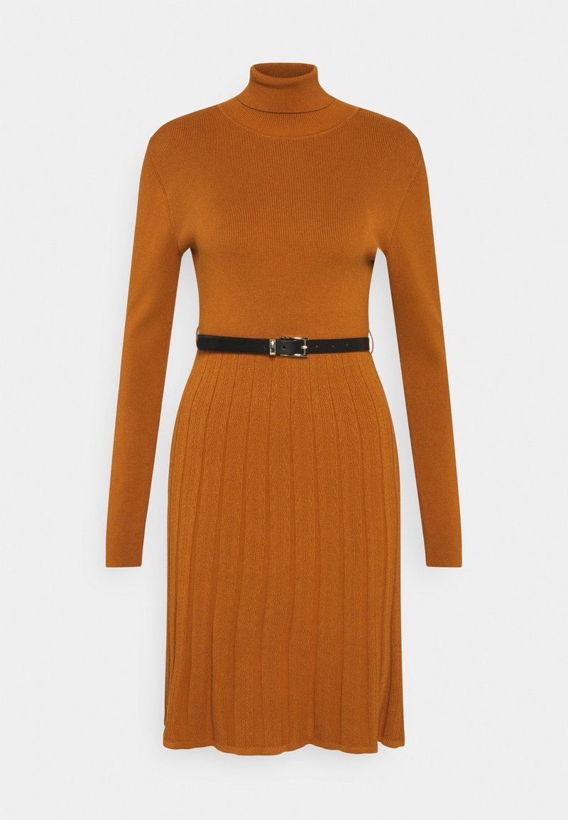 Robe à col roulé en tissu côtelé de couleur orange chaude, avec une ceinture noire à la taille et des manches longues. Détail de design texturé.