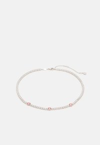 Strieborný tónový náhrdelník s malými ružovými kryštálmi a clear rhinestone v jemnom prepojenom dizajne s uzáverom na karabínku.