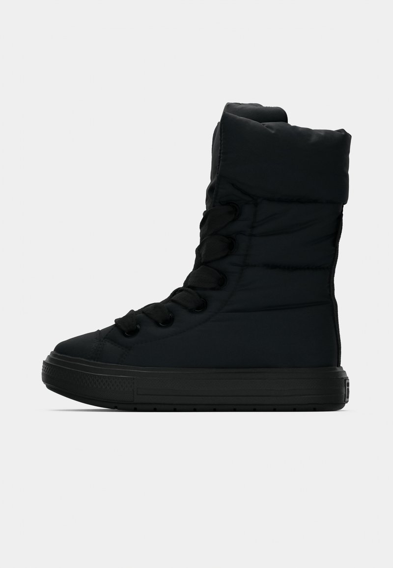 Schwarzer High-Top-Sneaker mit gepolstertem Obermaterial, Schnürverschluss und strukturiertem Gummisohle, ausgestattet mit einer glatten Oberfläche und gestepptem Design.