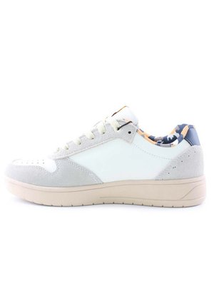 Sneaker da uomo con punta in suede grigio, lati in pelle bianca, lacci crema e un accento del tallone con motivo camo blu. Presenta una suola testurizzata.