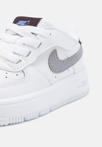 Nike Sportswear FORCE 1 LOW EASYON - Tenisice - white/cement grey/burgundy ash/royal pulse