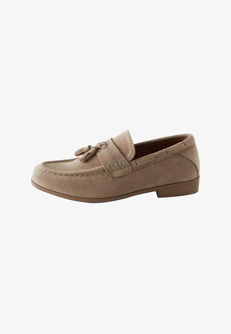 Bežid suede loafers, mille tekstuuriga kangast ülemise osa, dekoratiivsete narmaste ja madala pruuni kummitaldaga, käsitööna õmmeldud detailidega.