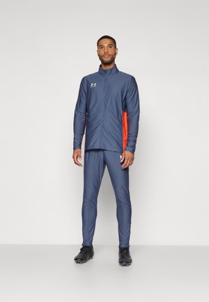 Under Armour CHALLENGER - Tracksuit - downpour gray/fire/white