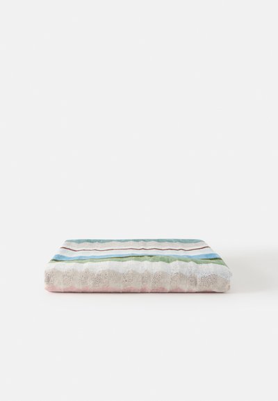 Serviette en coton pliée avec des rayures horizontales vertes, bleues, marron et blanches sur une surface blanche unie.