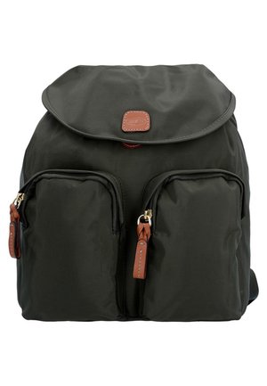 Zaino in nylon nero con parte superiore pieghevole, due tasche frontali con zip e dettagli in pelle, dotato di hardware dorato e di una patch rettangolare con logo.