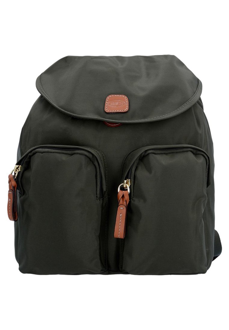 Mochila de nylon negra con tapa plegable, dos bolsillos frontales con cremallera y acentos de cuero, presenta herrajes dorados y un parche de logo rectangular.