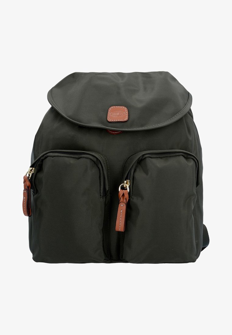 Mochila de nylon negra con tapa plegable, dos bolsillos frontales con cremallera y acentos de cuero, presenta herrajes dorados y un parche de logo rectangular.