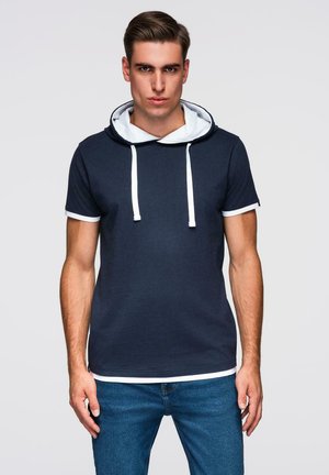 Marinblå kortärmad hoodie med en vit innerhuva och snoddar, med en avslappnad passform och kontrasterande vita kanter runt ärmarna.