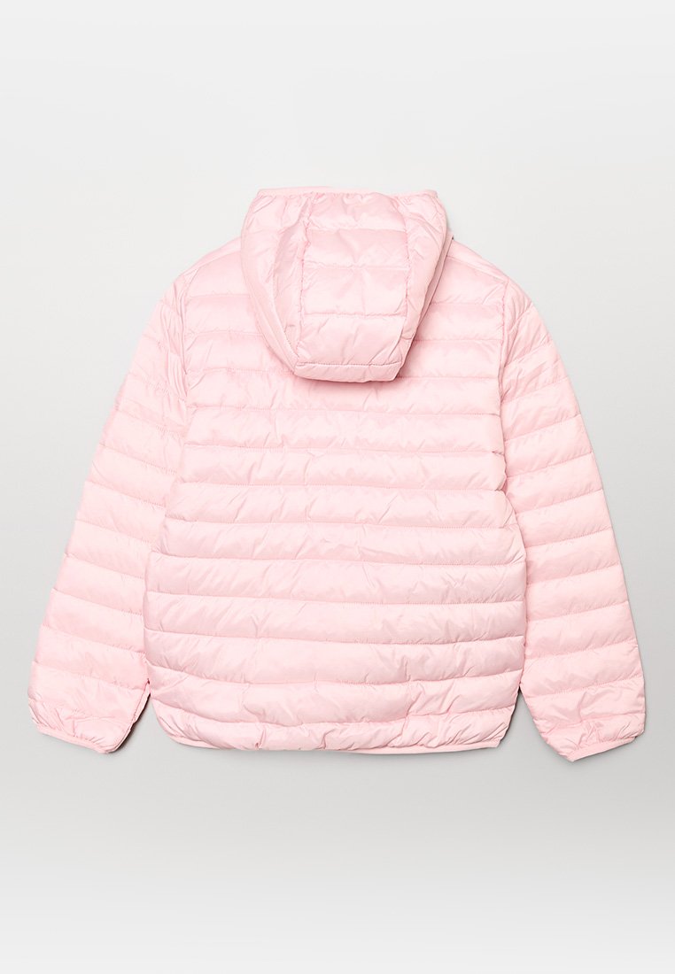 Veste rose rembourrée avec capuche, dotée d'un design matelassé, de poignets côtelés et d'une longueur cropped. Texture lisse avec des motifs de couture visibles.