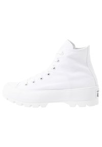Bílé plátěné sneakersy s vysokým střihem, gumovou podrážkou, šesti kovovými očky a zesílenou špičkou. Texturované detaily na boku.