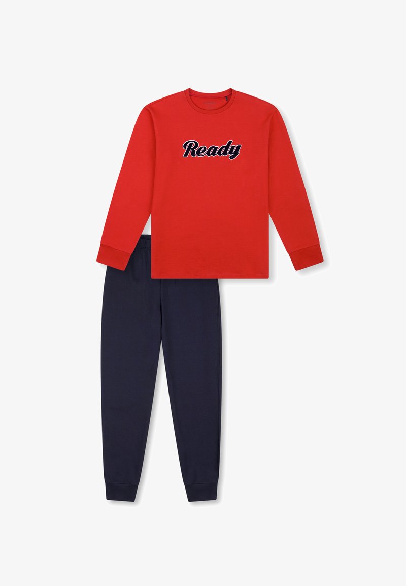 Rotes Baumwollhemd mit langen Ärmeln und dem Aufdruck "Ready" in Marine, kombiniert mit navyfarbener Baumwoll-Jogginghose mit elastischem Bund und Bündchen.