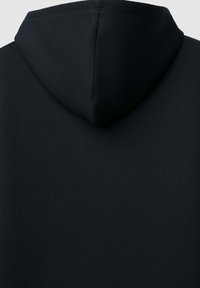 Felpa nera con cappuccio arrotondato, texture liscia e design semplice. Il tessuto appare morbido e omogeneo, senza motivi visibili.