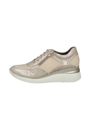 Zapatillas metálicas doradas ligeras con cuero texturizado y un panel beige contrastante. Presentan cordones y una cremallera lateral. Suela de goma.