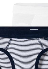Sono mostrate due paia di biancheria intima: una bianca e una a righe blu navy e bianca. Il paio a righe presenta una fascia in vita scura e un taglio sportivo.