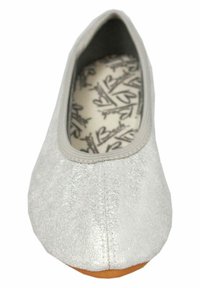 Zilveren platte schoen met een gestructureerde, glanzende afwerking. Rond toelopend en elastische opening. Interieur heeft een patroon in de binnenzool met onderscheidend schrift.