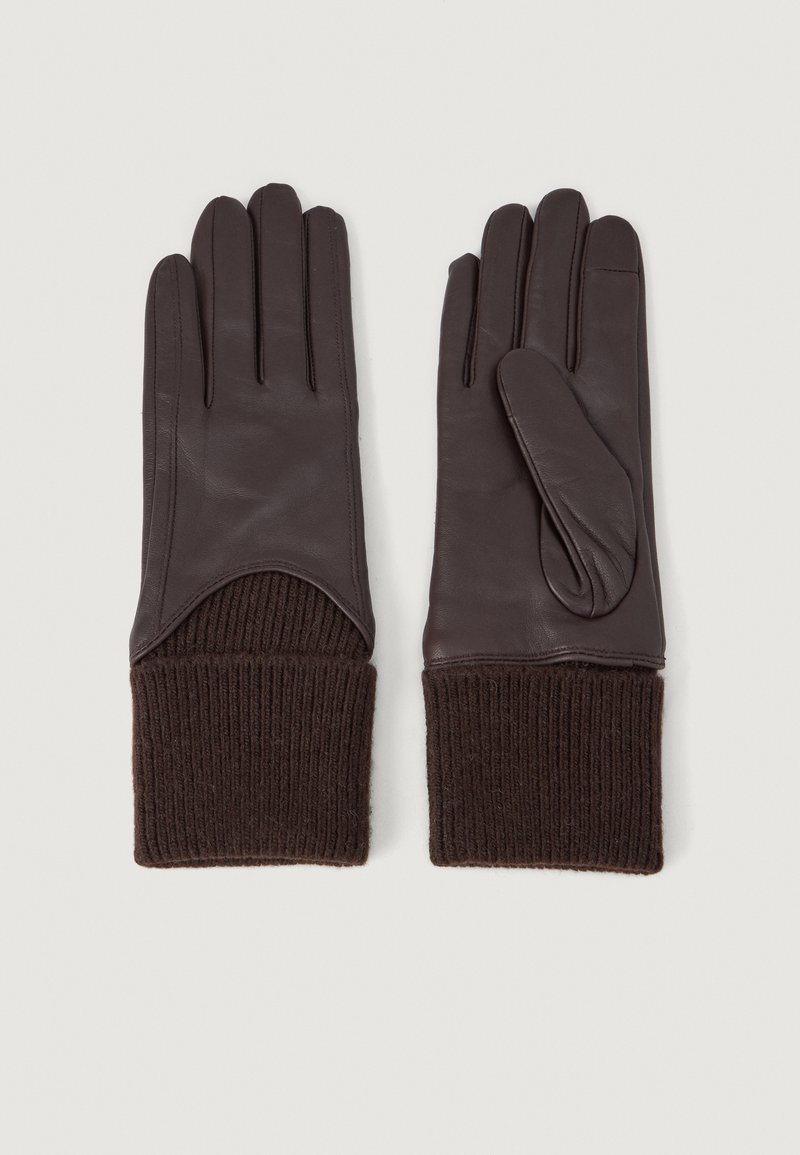 Gants en cuir marron avec un poignet en tricot côtelé marron foncé. Les gants ont cinq doigts et une finition lisse sur le cuir.