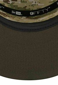 Olivgrüne Kappe mit flachem Schirm und schwarzem Stick. Das Innere zeigt ein Camouflage-Muster. Die Markierung entlang des inneren Bands lautet "New Era 9FIFTY."