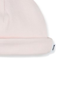 Bonnet en tricot côtelé rose clair avec un revers et une petite étiquette blanche portant la mention "BOSS". Texture douce et design ajusté.