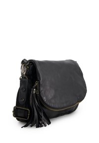 Schwarze Leder-Umhängetasche mit Klappenverschluss, goldenem Reißverschluss und schwarzen Lederfransen. Strukturierten Oberfläche mit verstellbarem Trageriemen.
